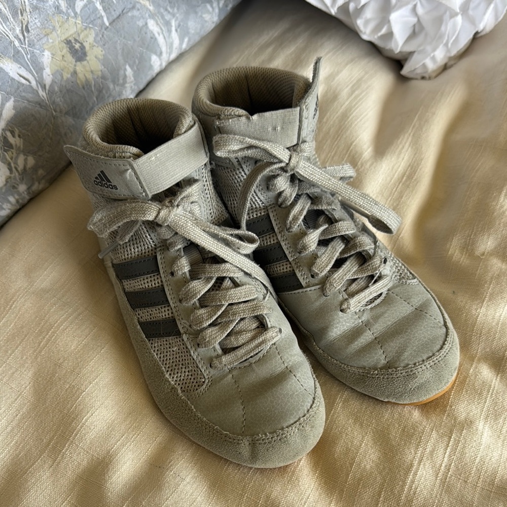 Adidas Youth Gray Wrestling Shoes size 2.5